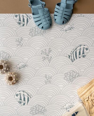 Blauw behang met vissen en koraal, fishy waves van het merk little amour