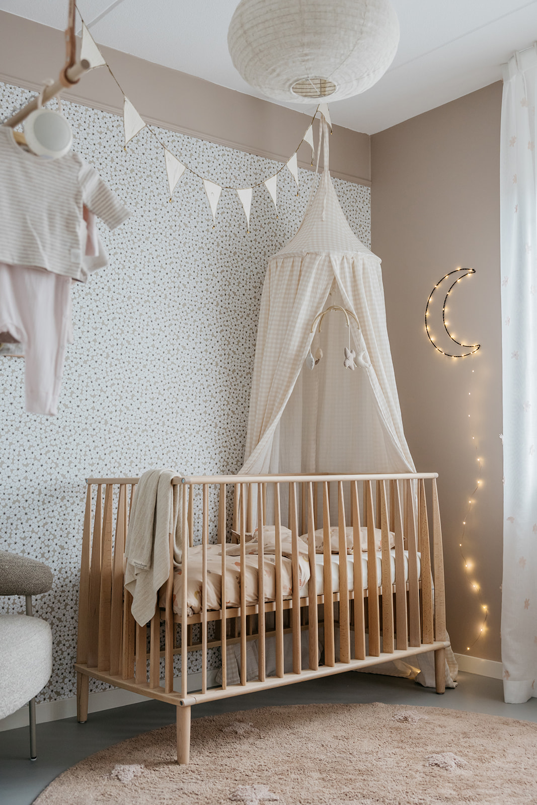 Babykamer met bloemenbehang Flower Shower - wit Langelid von Bromssen