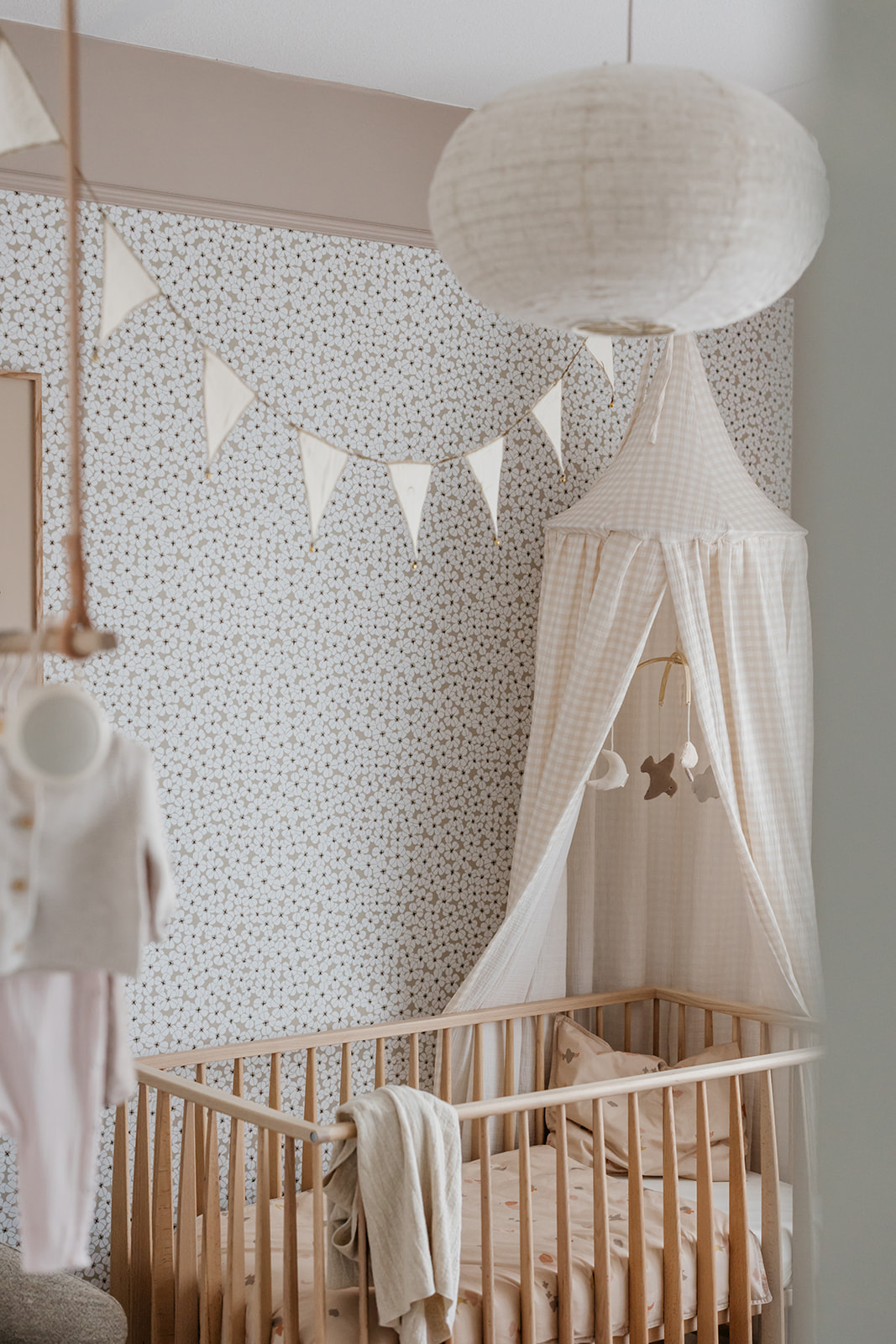 Babykamer met bloemenbehang Flower Shower - wit Langelid von Bromssen