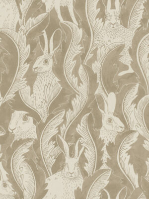 Beige bosdieren behang met haasjes, hares in hiding van langelid von bromssen