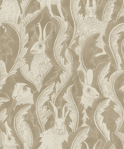 Beige bosdieren behang met haasjes, hares in hiding van langelid von bromssen