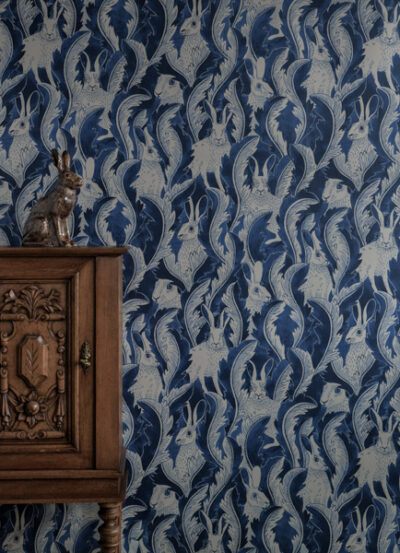 Donkerblauw behang met haasjes, behang hares in hiding van langelid von bromssen