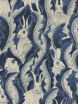 Donkerblauw behang met haasjes, behang hares in hiding van langelid von bromssen