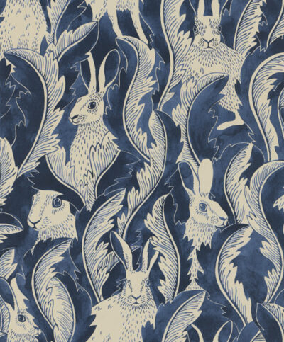 Donkerblauw behang met haasjes, behang hares in hiding van langelid von bromssen