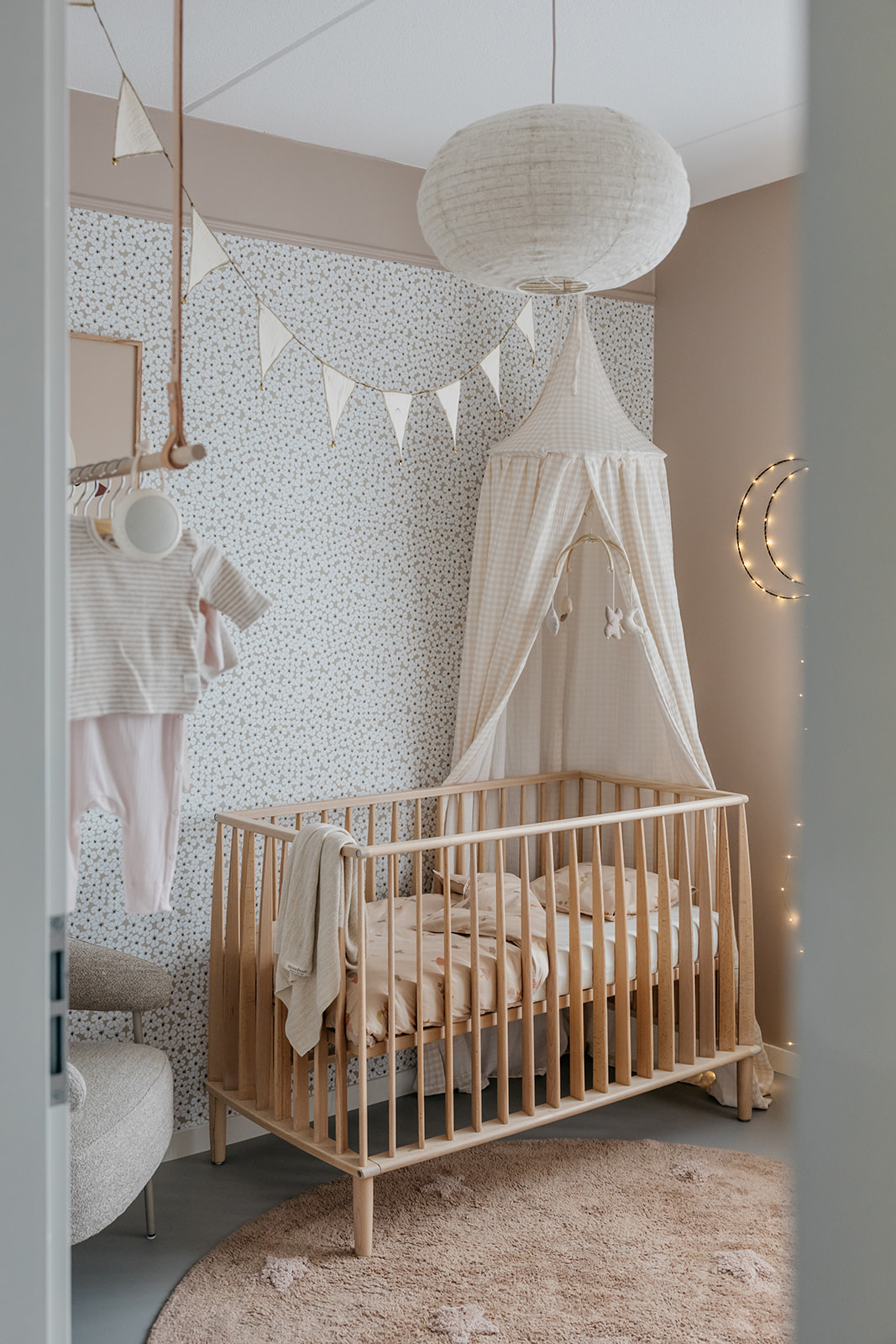 Babykamer met bloemenbehang Flower Shower - wit Langelid von Bromssen