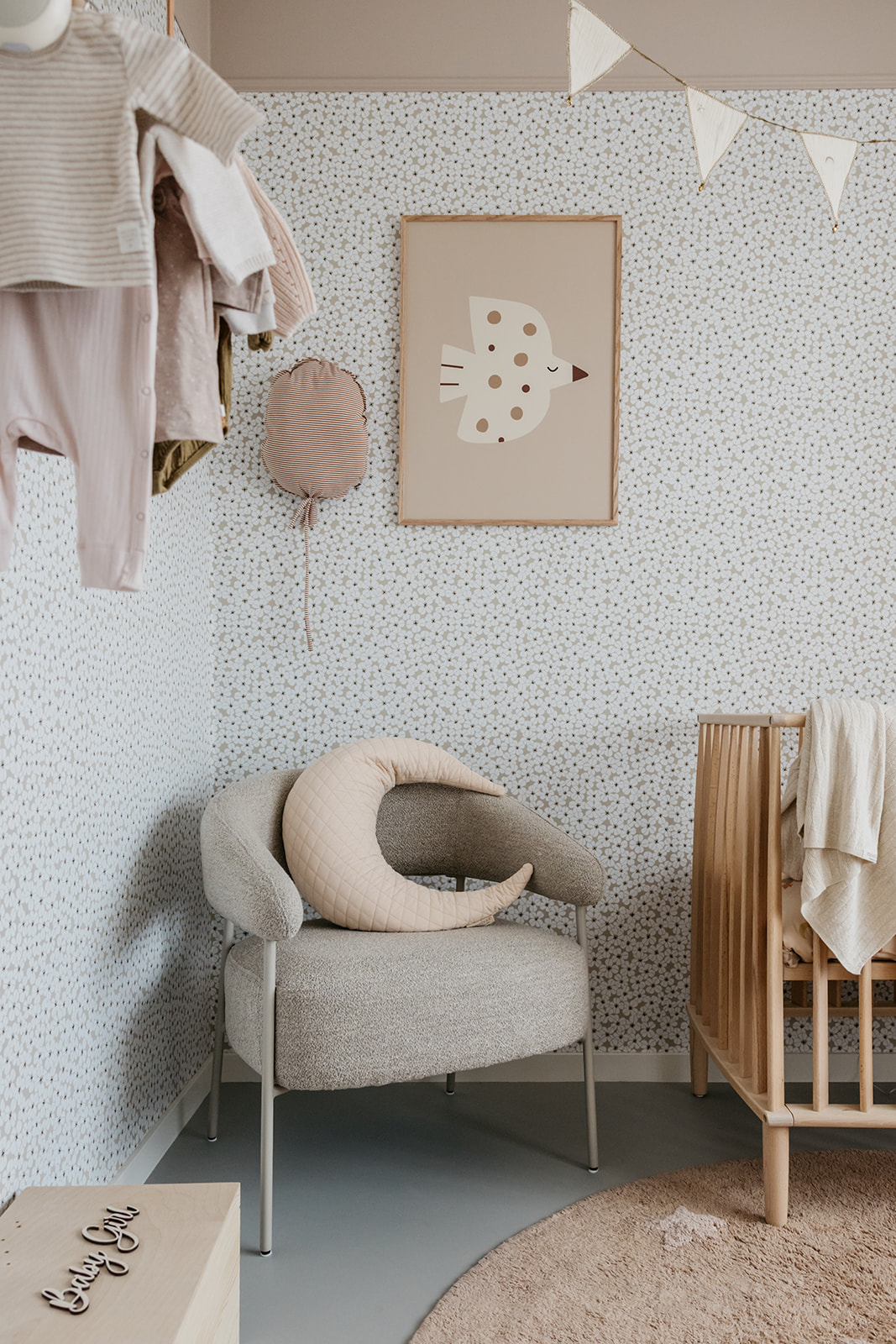 Hoekje met bloemenbehang Flower Shower - wit Langelid von Bromssen