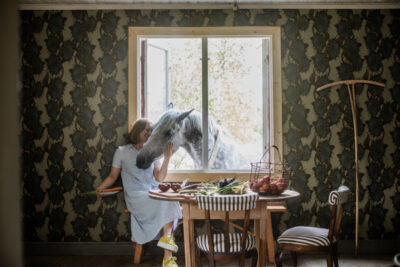 zandkleurig behang met blauwgroene zonnebloemen, vera van studio lisa bengtsson