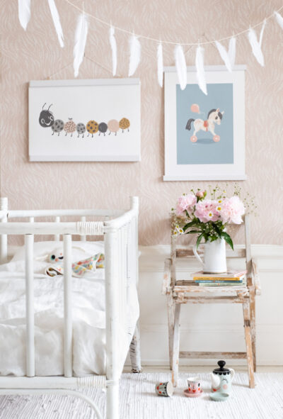 Roze botanisch behang met blaadjes voor de kinderkamer, behang meadow van littlephant