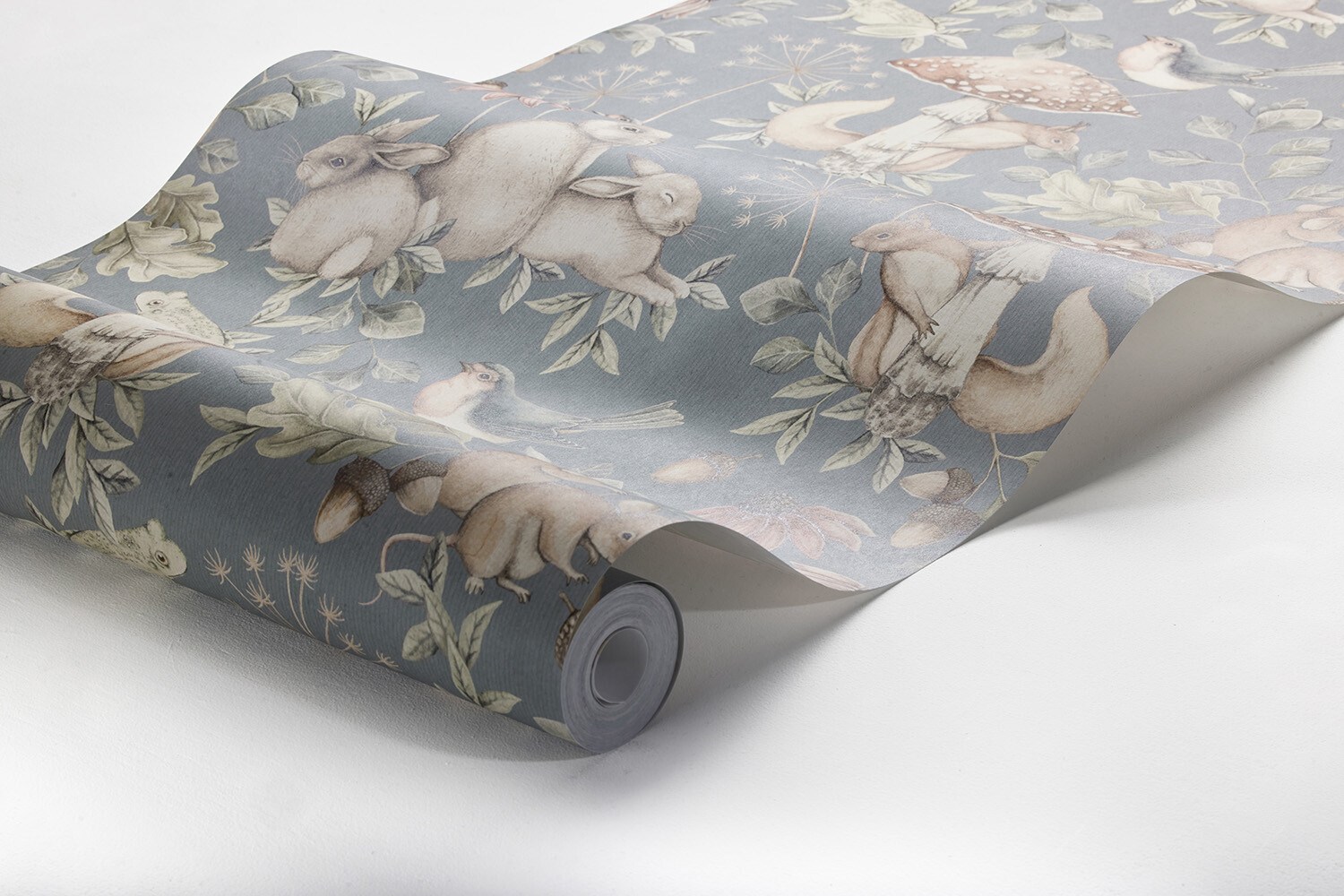 Grijsblauw kinderkamer behang met bosdieren, behang minou van borastapeter