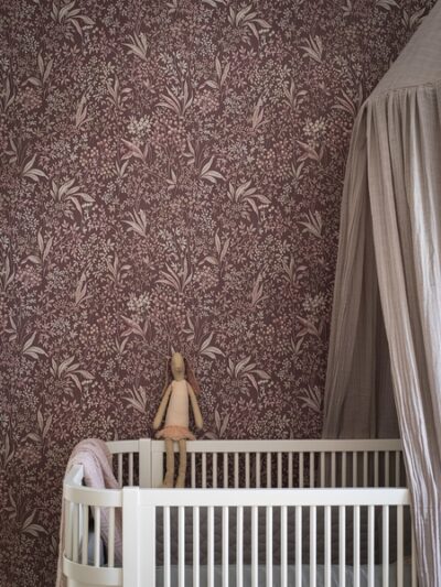 babykamer met bordeauxrood behang met botanische print, behang nocturne van borastapeter