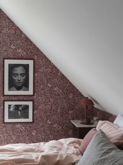 slaapkamer met bordeauxrood behang met botanische print, behang nocturne van borastapeter