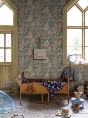 Sfeerfoto blauwgrijs behang met pastelgekleurde bloemen, behang Växa van Midbec Tapeter