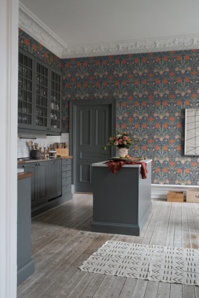 Blauw bloemen behang met tulpen in keuken, behang filippa van midbec tapeter