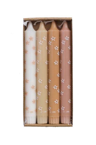 set van vier dinerkaarsen met madeliefjes, pasteltinten