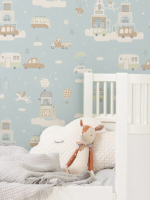 sfeerfoto blauw behang met auto's, kinderkamer behang above the clouds van majvillan