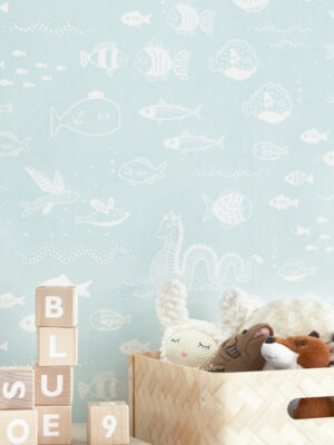 sfeerfoto turquoise kinderkamer behang met vissen, behang the big blue van majvillan