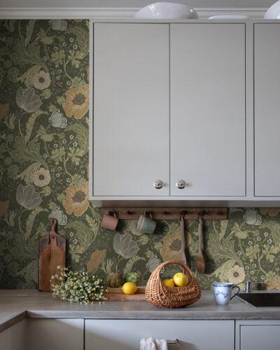 keuken met groen bloemen behang met klaprozen, behang anemone van midbec tapeter