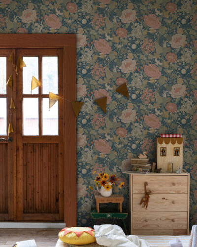 kinderkamer met blauw behang met pastelgekleurde bloemen, behang Växa van Midbec Tapeter