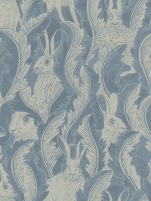 blauw behang met haasjes, behang hares in hiding van langelid von bromssen