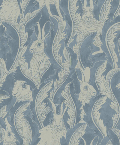 blauw behang met haasjes, behang hares in hiding van langelid von bromssen