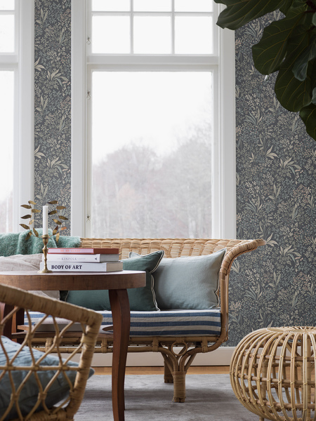 woonkamer met grijsblauw behang met botanisch patroon, behang nocturne van borastapeter