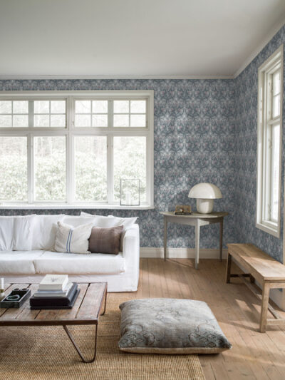 woonkamer met blauw planten behang met distels, behang thistle van borastapeter