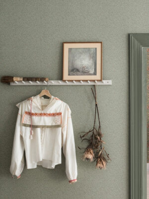 hal met groen planten behang met kleine klaverblaadjes