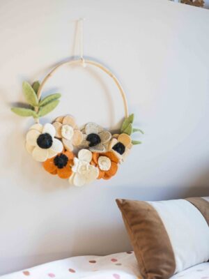 Sfeerfoto flower hoop wanddecoratie met vilten bloemen van Kidsdepot