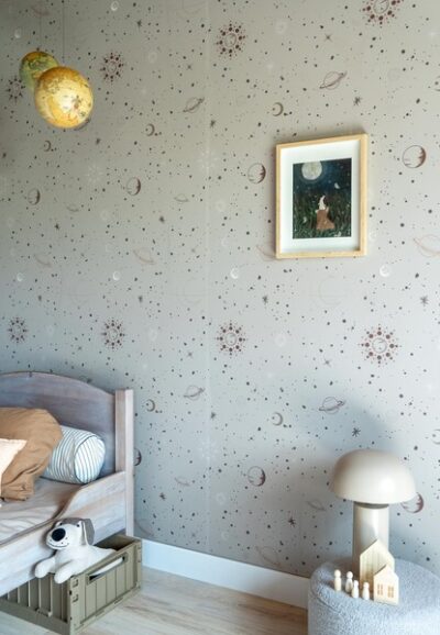 sfeerfoto zacht groen ruimte behang voor kinderkamer, space stars van little amour