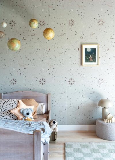 sfeerfoto zacht groen ruimte behang voor kinderkamer, space stars van little amour