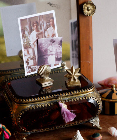 Sfeerfoto met Messing kaarthouder in de vorm van een ster van Doing Goods