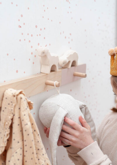 Kinderkamer met Wit behang met roze stippen, behang Dottig van Bibelotte