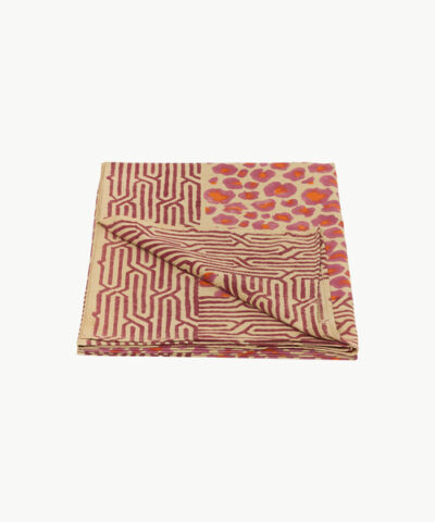opgevouwen roze plaid met luipaardprint van Doing Goods
