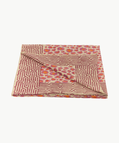 opgevouwen groot roze plaid met luipaardprint van Doing Goods