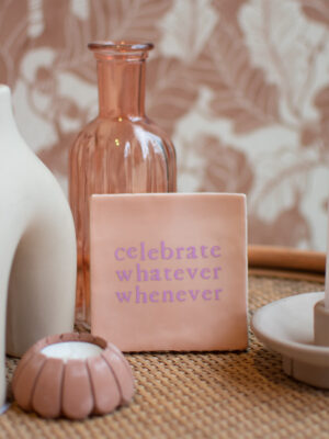 Tegel met de quote 'Celebrate whatever whenever'