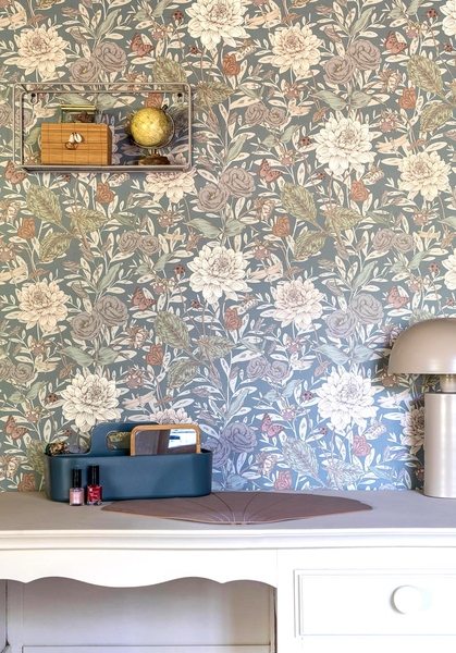 Sfeerfoto blauw behang met vlinders, libelles en bloemen van Little Amour