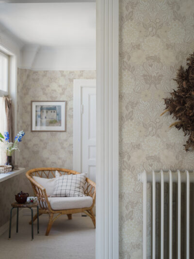 Slaapkamer met Beige bloemen behang met dahlia's, dahlia garden van borastapeter