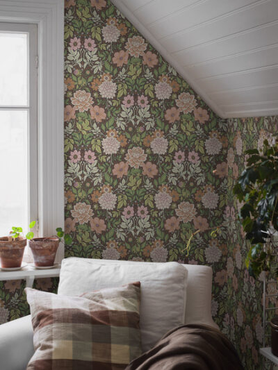 Slaapkamer met Donkerblauw bloemen behang met dahlia's, dahlia garden van borastapeter