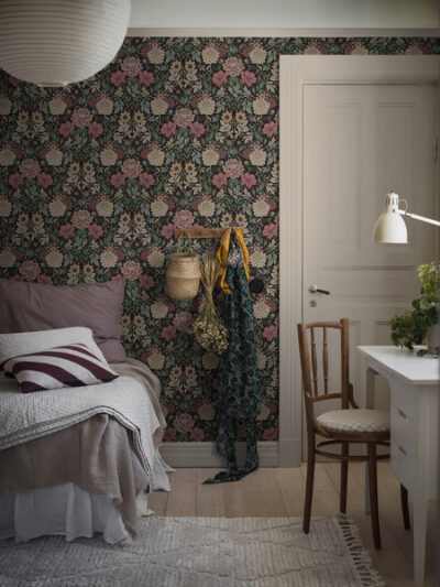 Slaapkamer met Zwart bloemen behang met dahlia's, dahlia garden van borastapeter