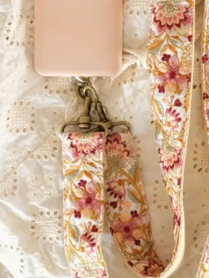 Handgemaakte telefoon/tas/camera strap Lily Light van het merk La N'atelier