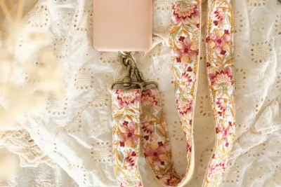 Handgemaakte telefoon/tas/camera strap Lily Light van het merk La N'atelier