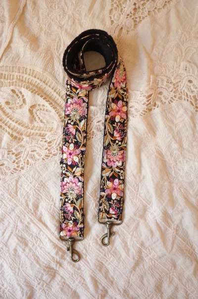 Handgemaakte telefoon/tas/camera strap Lily Dark van het merk La N'atelier