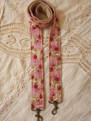 Handgemaakte telefoon/tas/camera strap Wildflower Blush van het merk La N'atelier