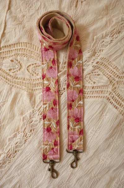 Handgemaakte telefoon/tas/camera strap Wildflower Blush van het merk La N'atelier