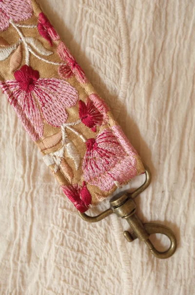 Details Handgemaakte telefoon/tas/camera strap Wildflower Blush van het merk La N'atelier