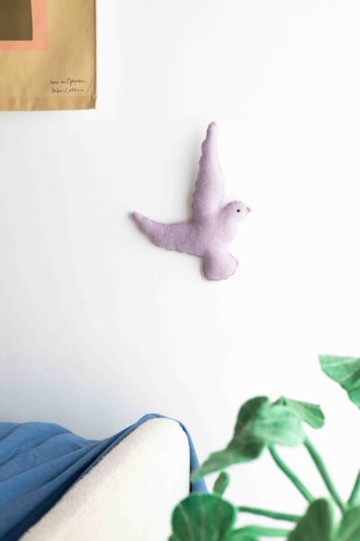 Sfeerfoto Vilten vogel kinderkamer Kick - lila KidsDepot