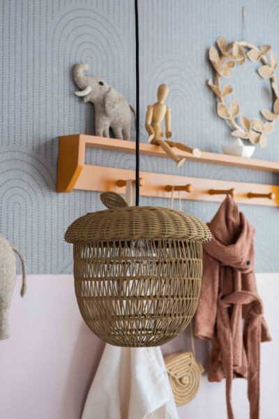 Sfeerfoto kinderkamer Rotan hanglamp eikel - Veda KidsDepot