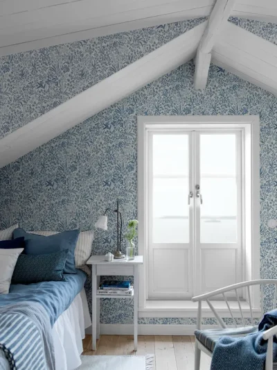 Slaapkamer met Botanisch behang Boråstapeter Nocturne - blauwwit