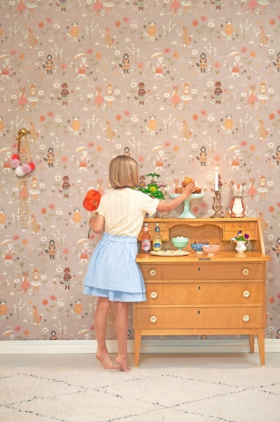 Kinderkamer met behang Majvillan Catwalk lila