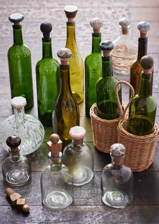 Flessen met handgeschilderde wijnstoppers Madam Stoltz